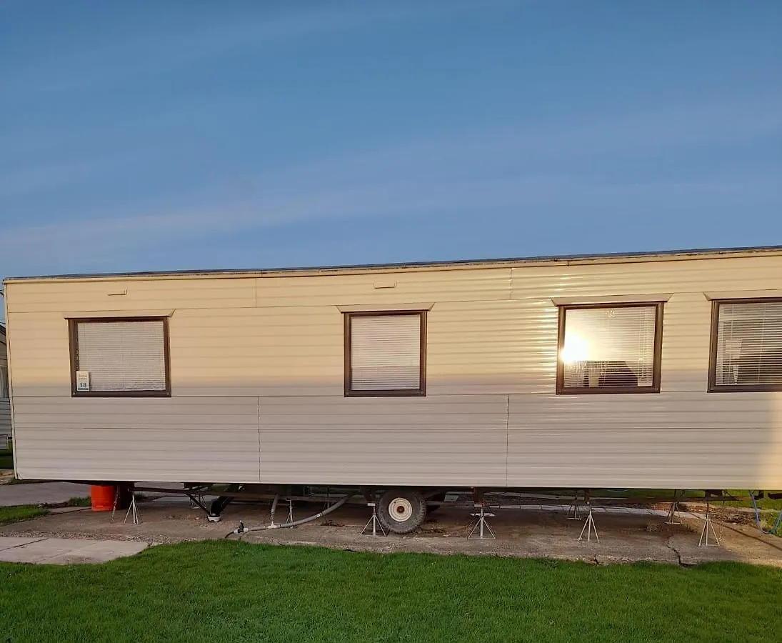 Homely Caravan At Sand Le Mere Holiday Park Ref 71018N Tunstall  Tunstall (East Riding of Yorkshire)