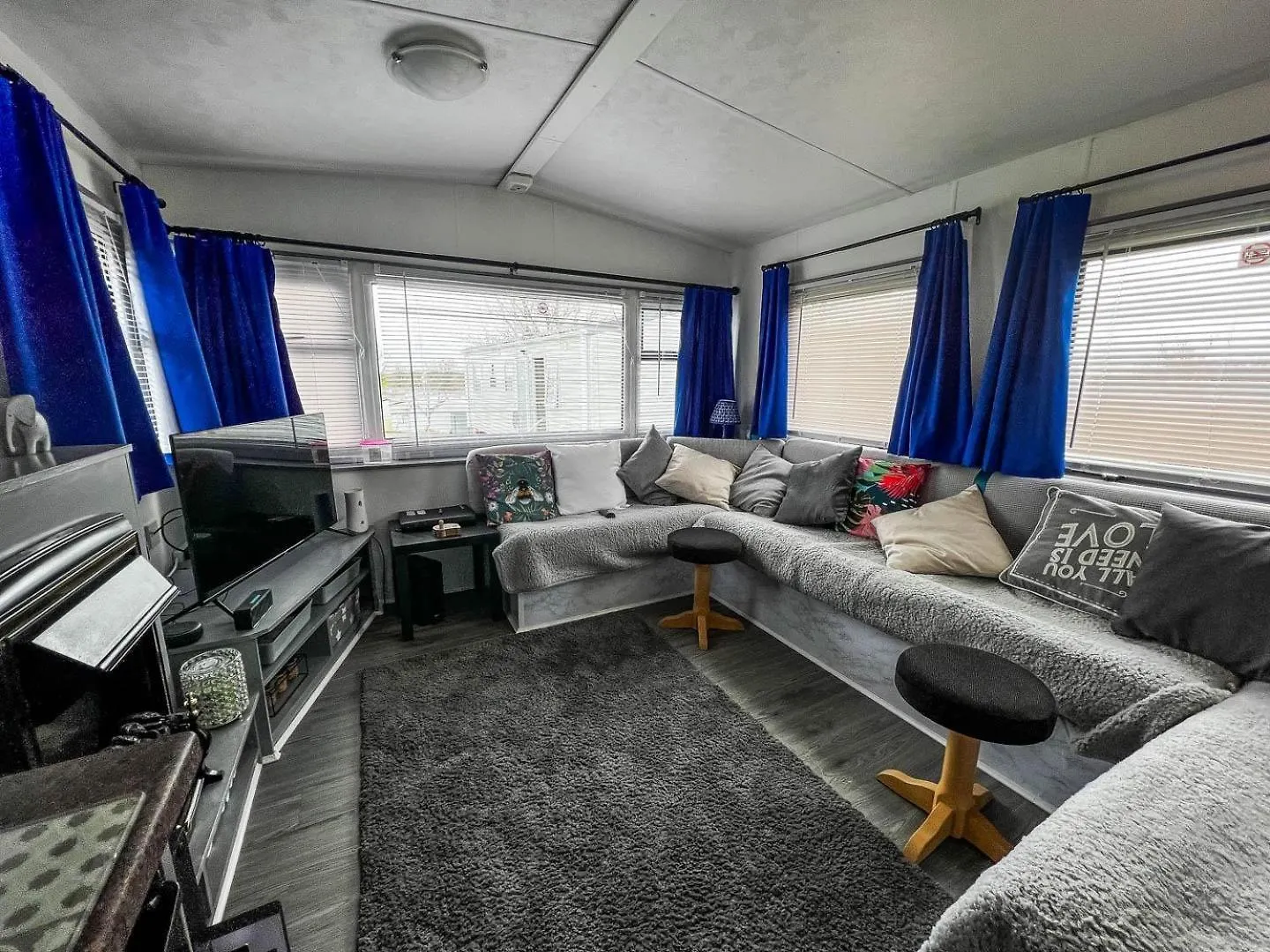 Homely Caravan At Sand Le Mere Holiday Park Ref 71018N Tunstall