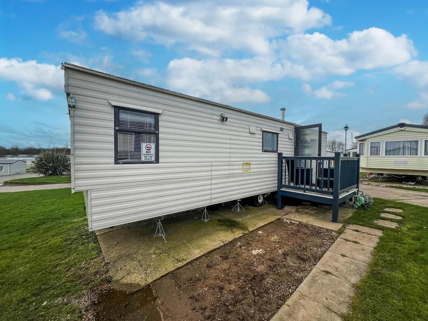 Homely Caravan At Sand Le Mere Holiday Park Ref 71018N Tunstall  Campsite
