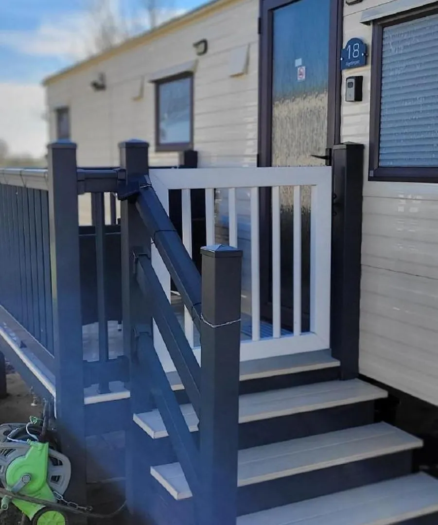 Homely Caravan At Sand Le Mere Holiday Park Ref 71018N Tunstall  Campsite