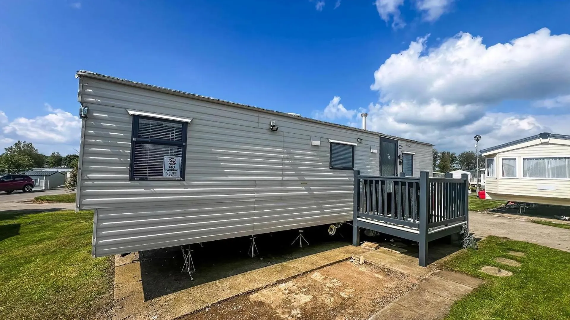 Homely Caravan At Sand Le Mere Holiday Park Ref 71018N Tunstall
