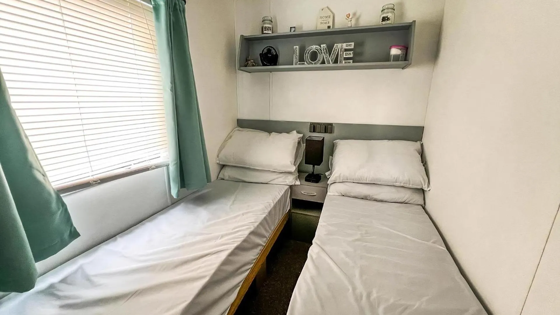 Campsite Homely Caravan At Sand Le Mere Holiday Park Ref 71018N Tunstall